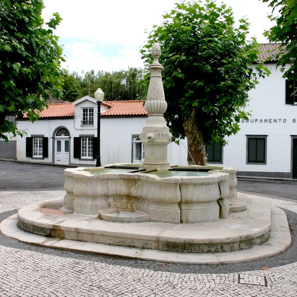 Fountains, drinking fountains and basins