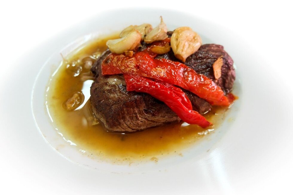 Bife &agrave; Regional com molho e pimenta de terra